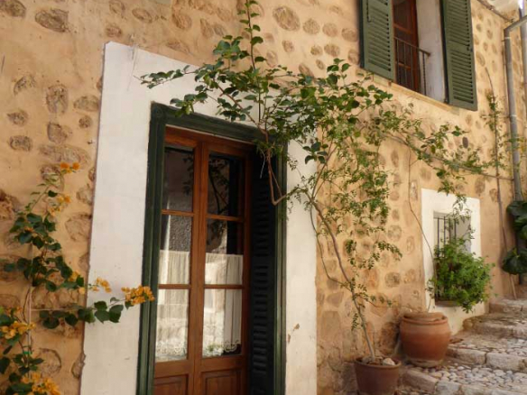 Casa de pueblo en el centro de Fornalutx fachada inmobiliaria enseñat