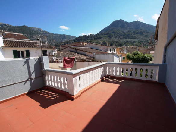Céntrica casa con patio en Sóller terraza con vistas inmobiliaria enseñat