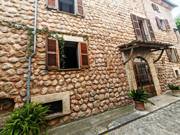 Preciosa casa renovada con patio Enseñat Inmobiliaria